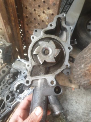 Bomba de agua Mercedes ML270