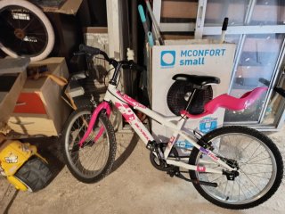 Bicicleta infantil blanca y rosa