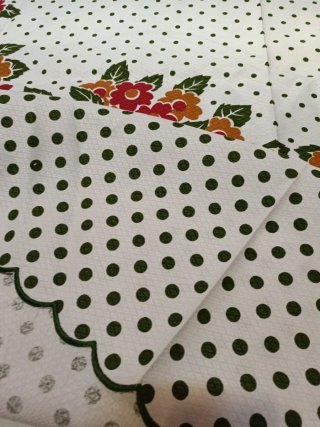 Copriletto vintage con fiori e pois