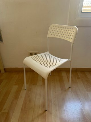 Silla blanca de plástico y metal