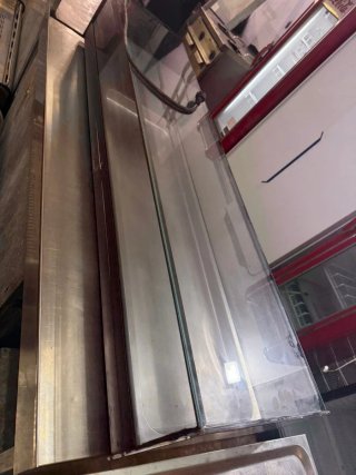 Vitrina expositora de cristal y acero