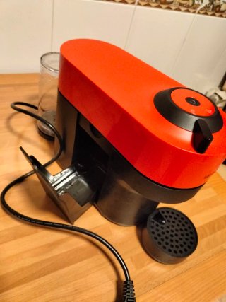 Cafetera VERTUO  Nespresso Roja