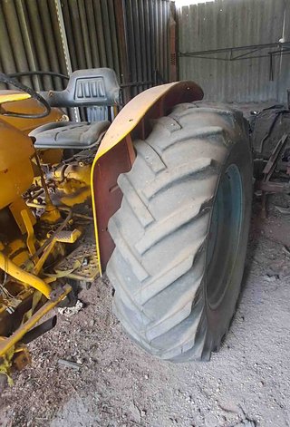 Tractor Ebro 160-E y cultivador 10 brazos y rastra
