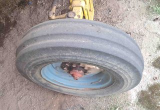 Tractor Ebro 160-E y cultivador 10 brazos y rastra