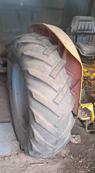 Tractor Ebro 160-E y cultivador 10 brazos y rastra