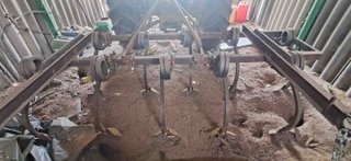 Tractor Ebro 160-E y cultivador 10 brazos y rastra