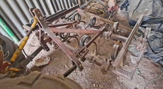 Tractor Ebro 160-E y cultivador 10 brazos y rastra