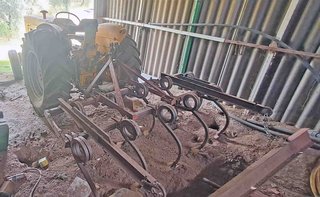 Tractor Ebro 160-E y cultivador 10 brazos y rastra