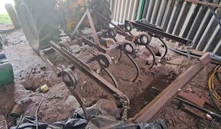 Tractor Ebro 160-E y cultivador 10 brazos y rastra