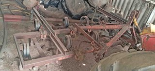 Tractor Ebro 160-E y cultivador 10 brazos y rastra
