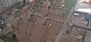 Tractor Ebro 160-E y cultivador 10 brazos y rastra