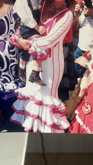 Traje de flamenca blanco con detalles rojos