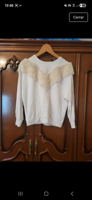 Sudadera blanca con cuello de pelo