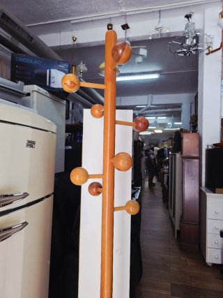 Perchero de madera con bolas