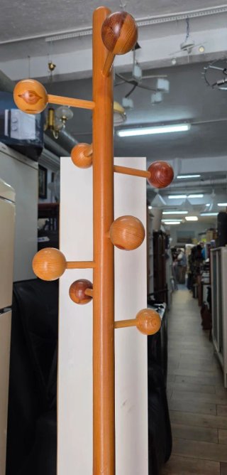 Perchero de madera con bolas