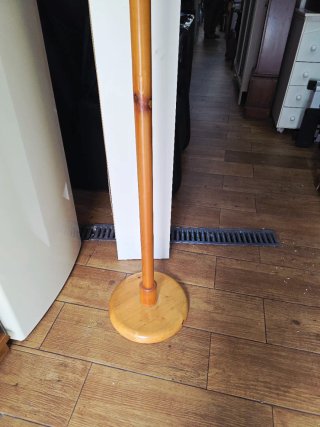 Perchero de madera con bolas
