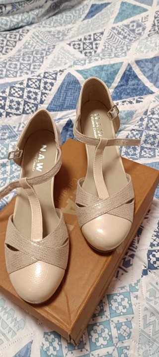 Tacones N.A.W. Beige y Dorado