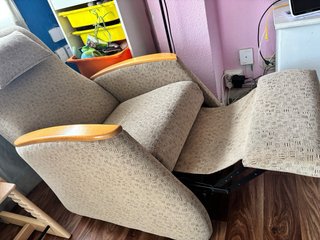 Sillón,m reclinable tela y madera.