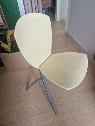 Sillas vintage de plástico amarillas