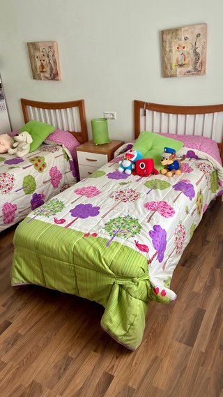 2 Camas Individuales con Ropa de Cama