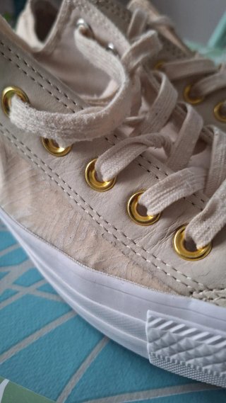 Zapatillas Converse Beige y Doradas