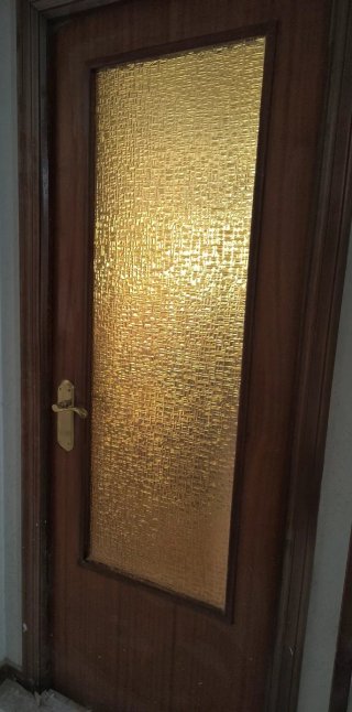 Puerta madera con cristal dorado