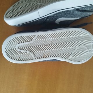 Zapatillas grises y negras
