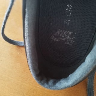 Zapatillas grises y negras