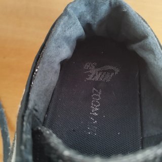 Zapatillas grises y negras