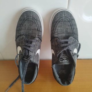 Zapatillas grises y negras