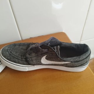 Zapatillas grises y negras