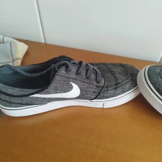 Zapatillas grises y negras