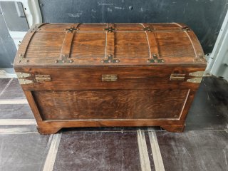 Baúl de madera y metal