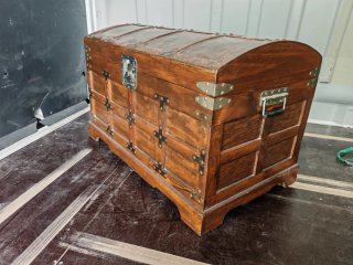 Baúl de madera y metal