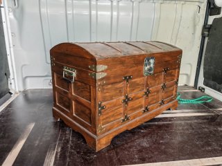 Baúl de madera y metal