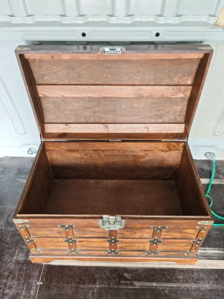 Baúl de madera y metal