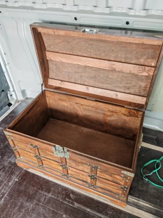 Baúl de madera y metal