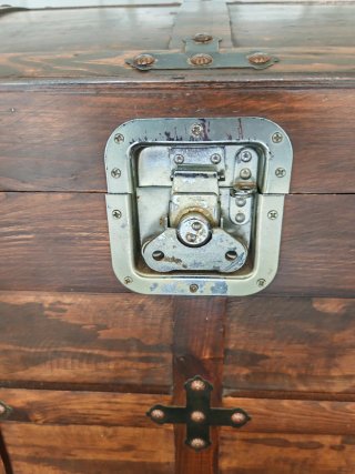 Baúl de madera y metal