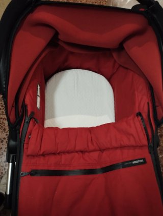 Carro de bebé rojo y negro
