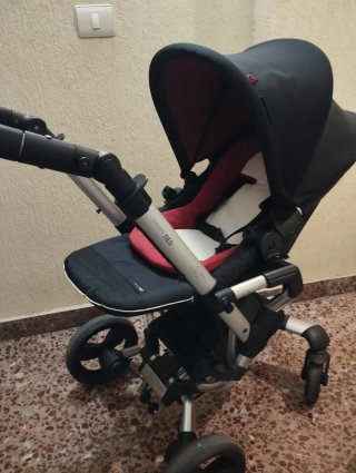 Carro de bebé rojo y negro