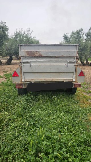 Remolque todoterreno con matrícula