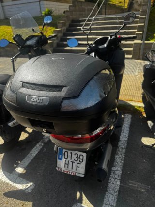 Maxi Scooter Negra/Gris Automática