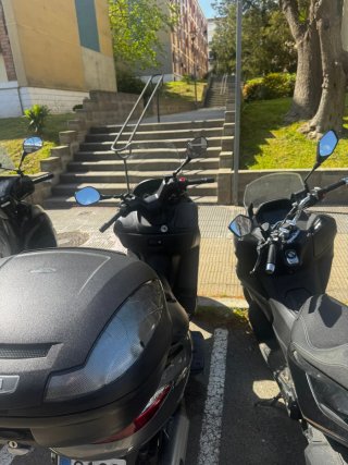 Maxi Scooter Negra/Gris Automática