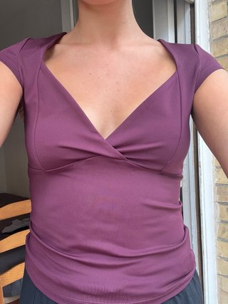 Top escote pico morado