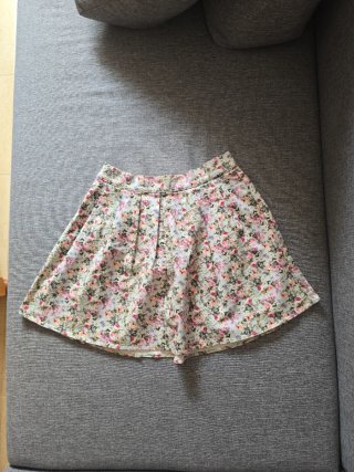 Falda floral corta