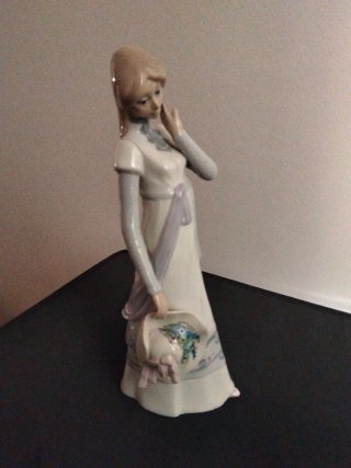 Figura de porcelana mujer con sombrero