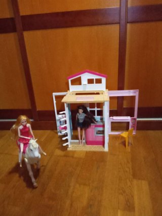 Casa Barbie con bambola e accessori