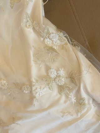 Vestido blanco con bordado dorado