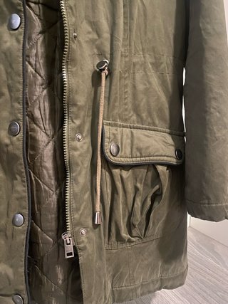 Abrigo verde con capucha y pelo