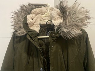 Abrigo verde con capucha y pelo